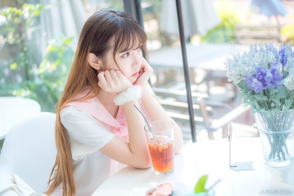 半晌之后，吕蒙红着眼眶出来，看着一片混乱的大营，厉声喝道：“都给我起来，看看你们现在，像什么样子！？”